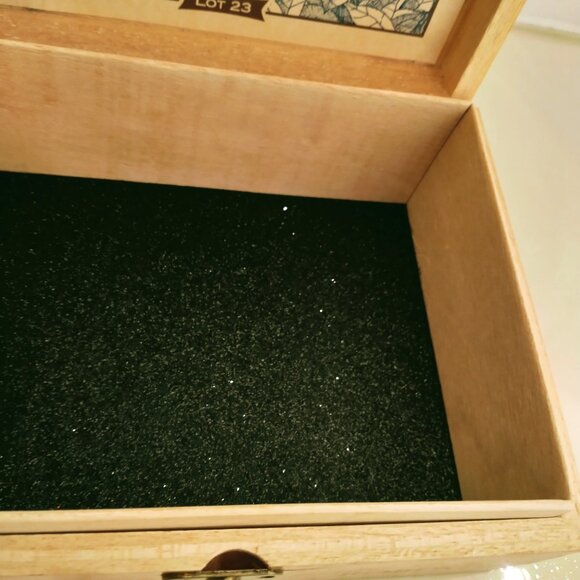 Suenos de Saundra Upcycled Collection, Perdomo Cigar Box Purse - Picture 14 of 15